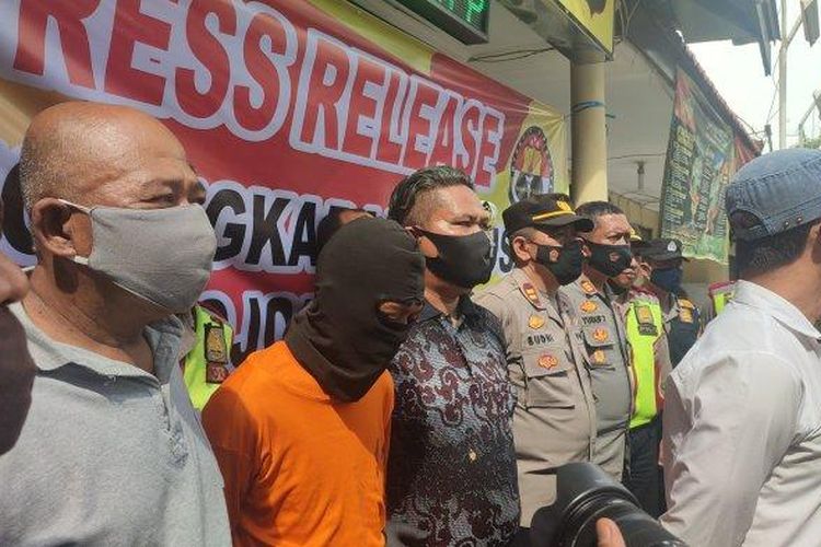 Polisi berhasil meringkus KR (20), pelaku rajapati terhadap Dede Rohayah (62), seorang lansia di Jalan Leuwisari, Kelurahan Kebon Lega, Kecamatan Bojongloa Kidul, Kota Bandung. 
