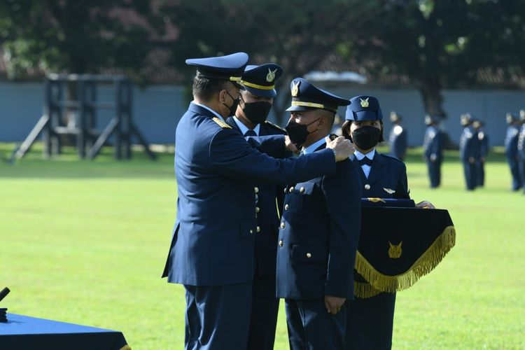 Kepala Staf Angkatan Udara (KSAU) Marsekal Fadjar Prasetyo melantik 174 perwira baru lulusan Sekolah Pembentukan Perwira (Setukpa) TNI AU -ngkatan ke-26 2022 di lapangan Dirgantara, Lanud Adi Soemarmo, Boyolali, Jawa Tengah, Jumat (24/6/2022).