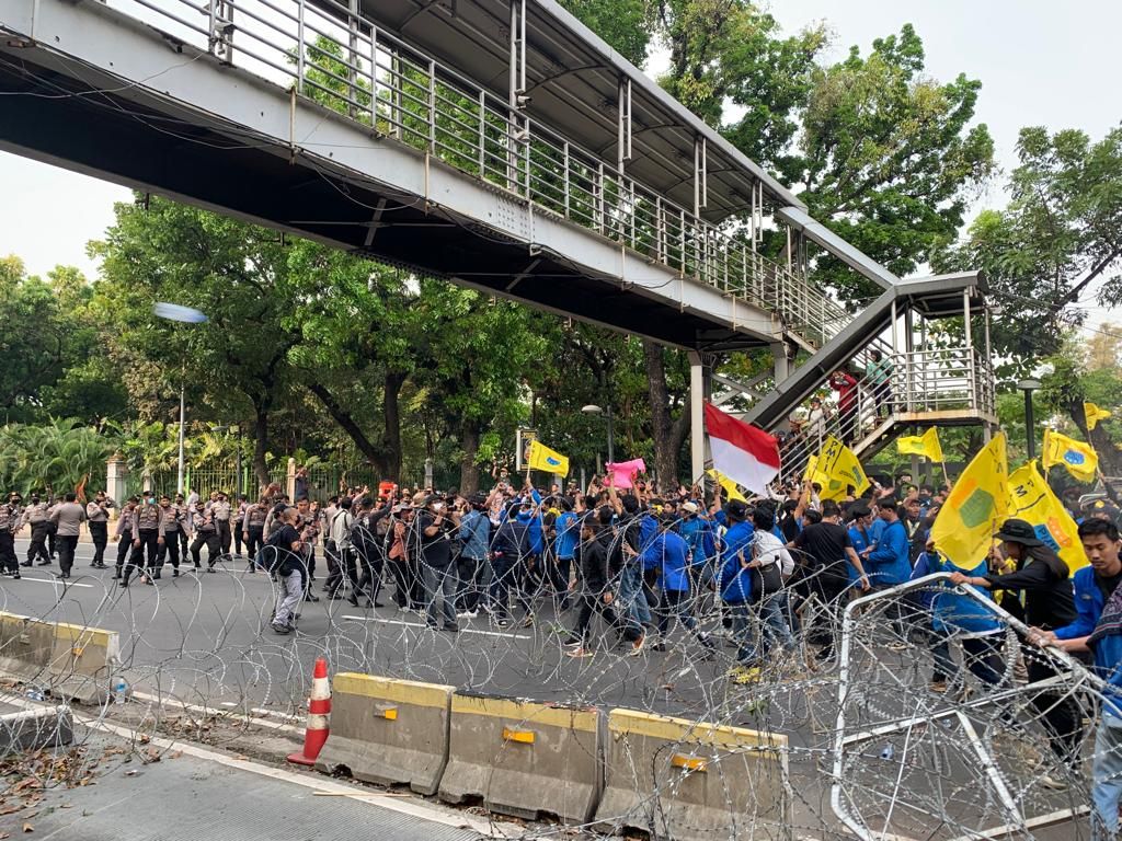 Paksa Maju ke Istana Merdeka, Massa Aksi Demo di Patung Kuda Saling Dorong dengan Polisi