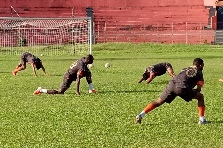 Pemain Semen Padang latihan di Stadion H. Agus Salim Padang.