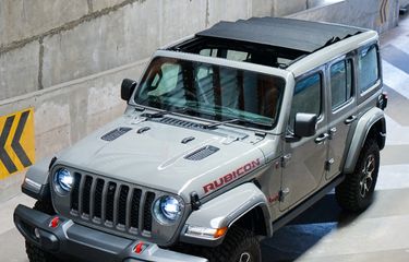 Jeep Wrangler Rubicon dengan ?Sky-One Touch Power Roof? 