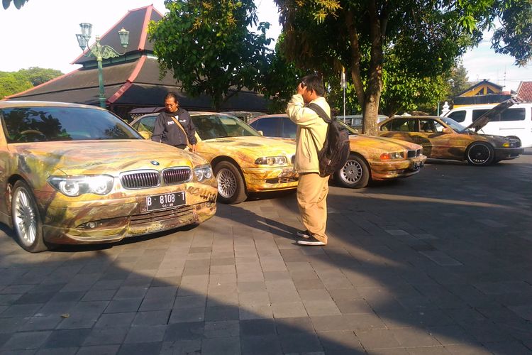 Warga melihat Mobil BMW seri lima yang telah dilukis senimal asal Yogyakarta, Budi Haryono, di halaman di Jalan Magangan Kulon nomor 1, Panembahan, Kraton, Kota Yogyakarta, Selasa (16/4/2017) sore.