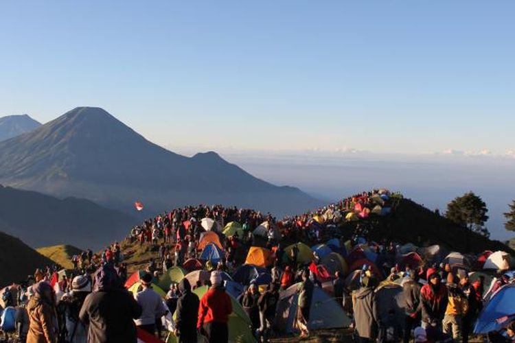 Ribuan pendaki memadati Puncak Gunung Prau, di dataran tinggi Dieng, Kabupaten Wonosobo, Jawa Tengah