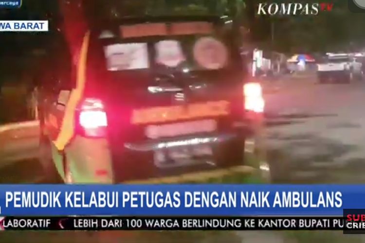 A Kompas TV screenshot of an ambulance stopped in Bekasi, West Java for carrying homebound holiday travelers in Bekasi, West Java Friday  (7/5/2021).