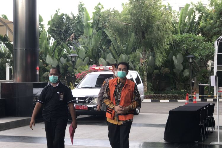 Mantan Wakil Ketua DPR Azis Syamsuddin tiba di Gedung Merah Putih Komisi Pemberantasan Korupsi (KPK), Senin (11/10/2021) siang. Azis dijadwalkan menjalani pemeriksaan perdana dalam kasus dugaan suap penanganan perkara tindak pidana korupsi yang ditangani KPK di Kabupaten Lampung Tengah.