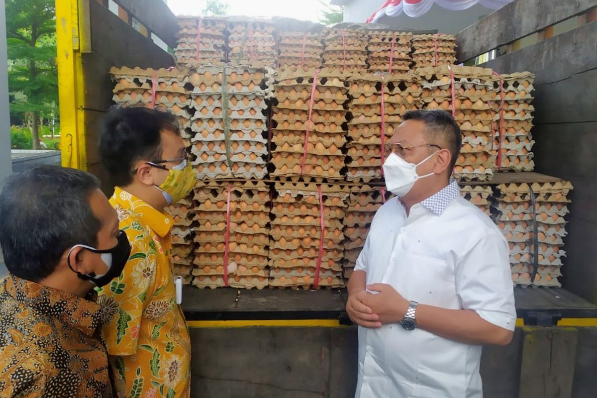 Wali Kota Tangerang Selatan Benyamin Davnie (kanan) bersama Wakil Menteri Perdagangan Jerry Sambuaga (kiri Kedua) di halaman Balai Kota Tangerang Selatan, Jumat (6/8/2021).