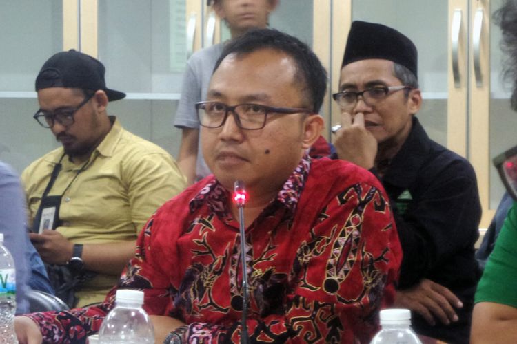 Peneliti sosial dari Lembaga Ilmu Pengetahuan Indonesia (LIPI) Amin Mudzakkir dalam diskusi bertajuk Melawan Intoleransi dengan Perda, Perlukah? di kantor GP Ansor, Jakarta Pusat, Jumat (4/8/2017).   