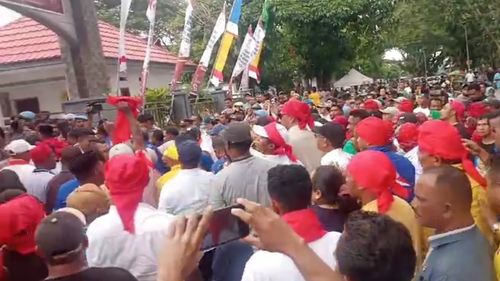 Diarak Ribuan Pendukung, Pasangan Zulkarnain-Mario Optimistis Menang dalam Pilkada Maluku Tengah