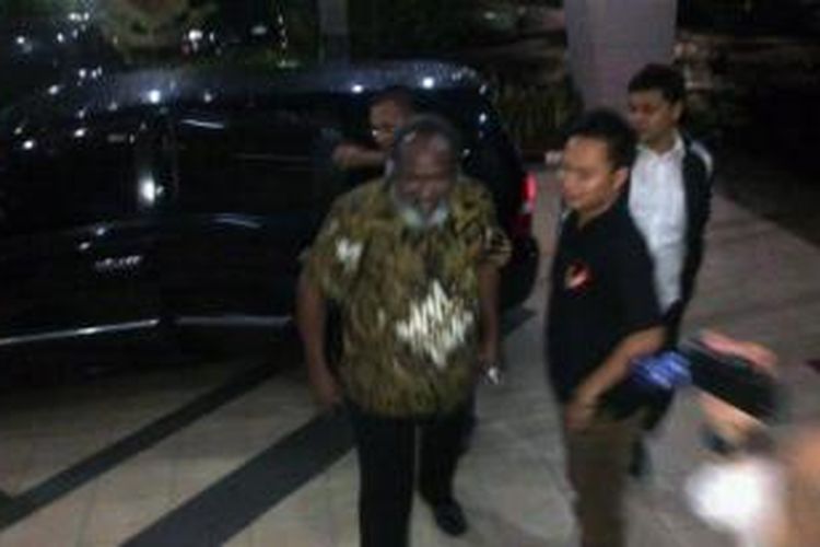 Johannes Gluba Gebze, mantan Bupati Merauke, Papua, ditangkap Tim Direktorat Tindak Pidana Korupsi Bareskrim Polri, Senin (16/9/2013) sekitar pukul 20.30 WIB. 
