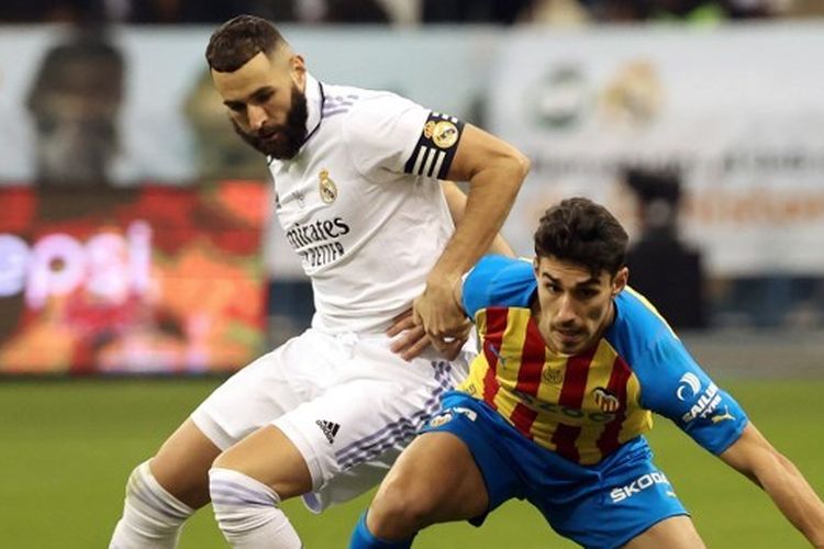 Pemain depan Real Madrid Prancis Karim Benzema (kiri) bersaing dengan gelandang Valencia asal Portugal Andre Almeida selama pertandingan sepak bola semifinal Piala Super Spanyol antara Real Madrid CF dan Valencia CF di Stadion Internasional King Fahd di Riyadh, Arab Saudi, pada 11 Januari 2023 . (Giuseppe CACACE/AFP