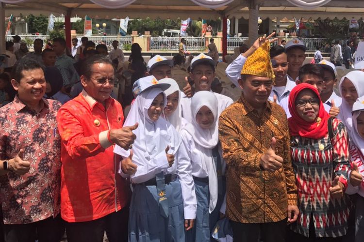 Menteri Pendidikan dan Kebudayaan Muhadjir Effendy saat menghadiri Gerakan Kembali ke Sekolah di Palu, Sulawesi Tengah, Minggu (26/3/2017). Gerakan ini merupakan upaya Pemerintah Provinsi Sulawesi Tengah meningkatkan angka partisipasi murni yang masih rendah. Ada 1000 anak putus sekolah yang tersaring ikut gerakan ini, sebagian besar melanjutkan ke SMK. 