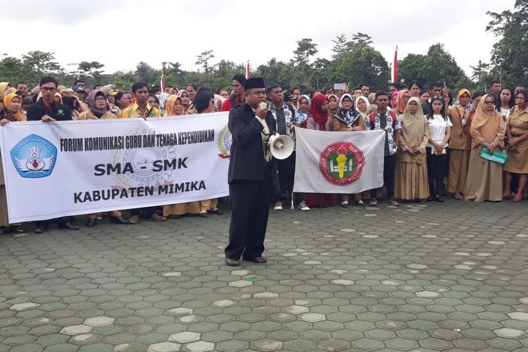 Ratusan guru SMA/SMK yang berunjukrasa di kantor pusat pemerintahan