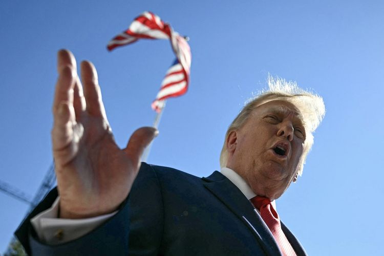 Jelang Pemilu Sela, Trump Kembali Bagi-bagi Bantuan