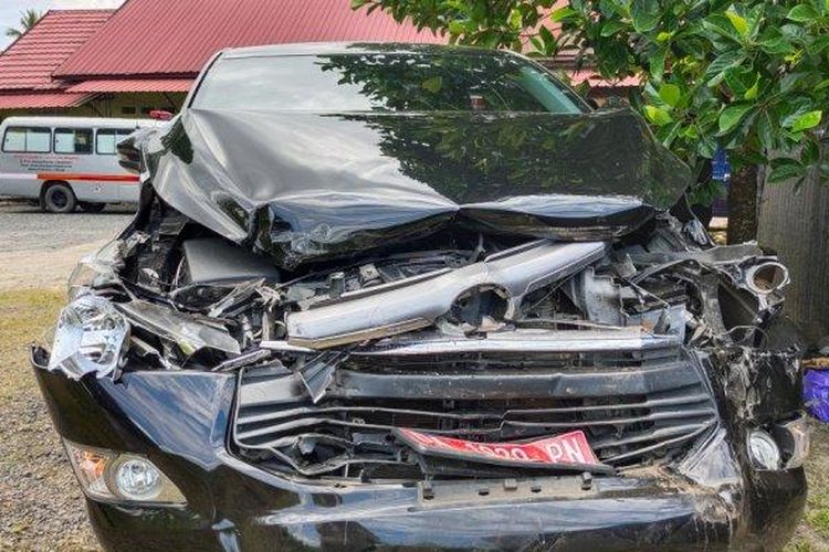 Salah satu mobil yang terlibat dalam kecelakaan beruntun di Jalan A Yani Km 29, Guntung Payung, Banjarbaru, Kalimantan Selatan, Kamis (24/3/2022).

