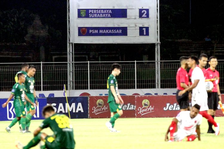 Pemain asing Persebaya Surabaya Taisei Marukawa sedang melewati papan skor seusai pertandingan pekan 19 Liga 1 2021 melawan PSM Makassar yang berakhir dengan skor 2-1 di Stadion I Gusti Ngurah Rai Denpasar, Jumat (14/1/2021) malam.