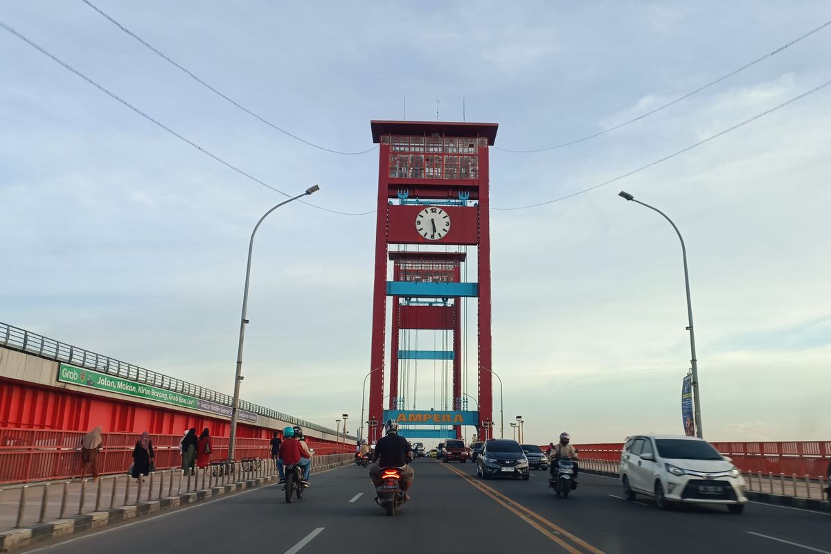 Jembatan Ampera, ikon Kota Palembang yang kerap dimanfaatkan untuk berfoto.