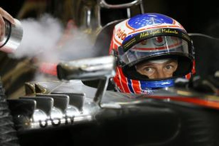 Pebalap McLaren Mercedes asal Inggris, Jenson Button mendinginkan diri saat berada di pit pada sesi latihan bebas dua GP Abu Dhabi di Sirkuit Yas Marina, Jumat (1/11/2013).
