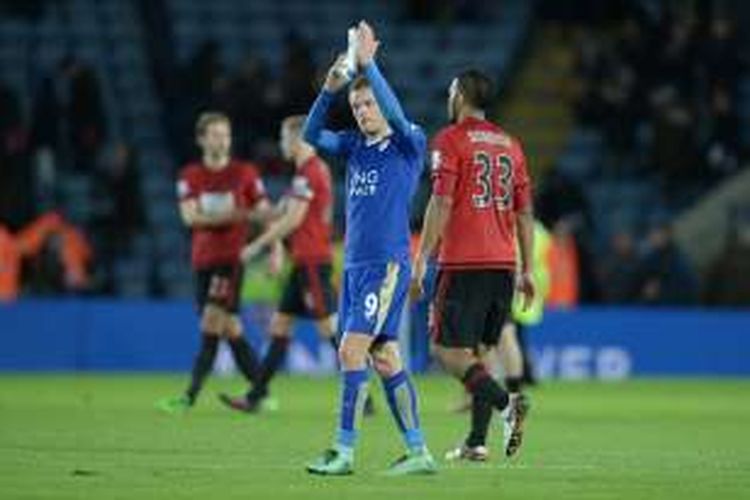 Penyerang Leicester City, Jamie Vardy, bertepuk tangan kepada penonton, seusai laga Premier League kontra West Bromwich Albion, Selasa (1/3/2016) atau Rabu dini hari WIB.