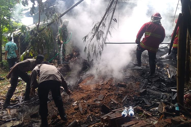 Petugas memadamkan kebakaran rumah di Desa Sumberejo, Kecamatan Ngasem, Kabupaten Kediri, Jawa Timur, Kamis (13/1/2022).