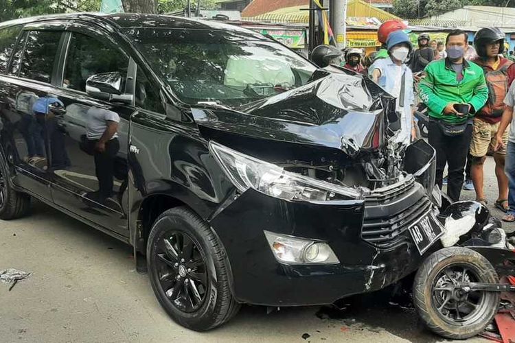 Kecelakaan lalu lintas beruntun melibatkan empat kendaraan dan satu gerobak es potong terjadi di Kota Solo, Jawa Tengah.