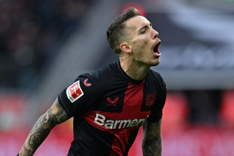 Bek kiri Bayer Leverkusen, Alejandro Grimaldo, merayakan gol ke gawang Union Berlin pada lanjutan kompetisi Bundesliga Jerman 2023-2024 di Stadion BayArena, 12 November 2023. Terkini, Alex Grimaldo mencetak satu gol dalam kemenangan 3-0 Leverkusen atas Bayern Muenchen pada laga pekan ke-21. (Foto oleh INA FASSBENDER / AFP)