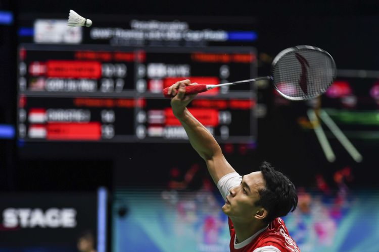 Pebulutangkis tunggal putra Indonesia Jonatan Christie berusaha mengembalikan kok ke arah lawannya pebulu tangkis tunggal putra Singapura Jia Heng Jason Teh dalam pertandingan babak penyisihan grup A Piala Thomas Uber 2022 di Impact Arena, Bangkok, Thailand, Minggu (8/5/2022). Jonatan Christie menang dengan skor 21-19 dan 21-13.