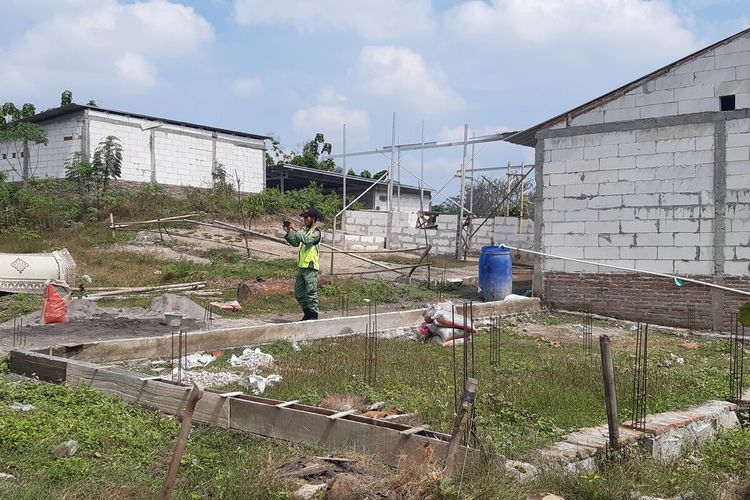 Bangunan liar berdiri di eks Bong Mojo, Kecamatan Jebres, Solo, Jawa Tengah, Kamis (14/7/2022).