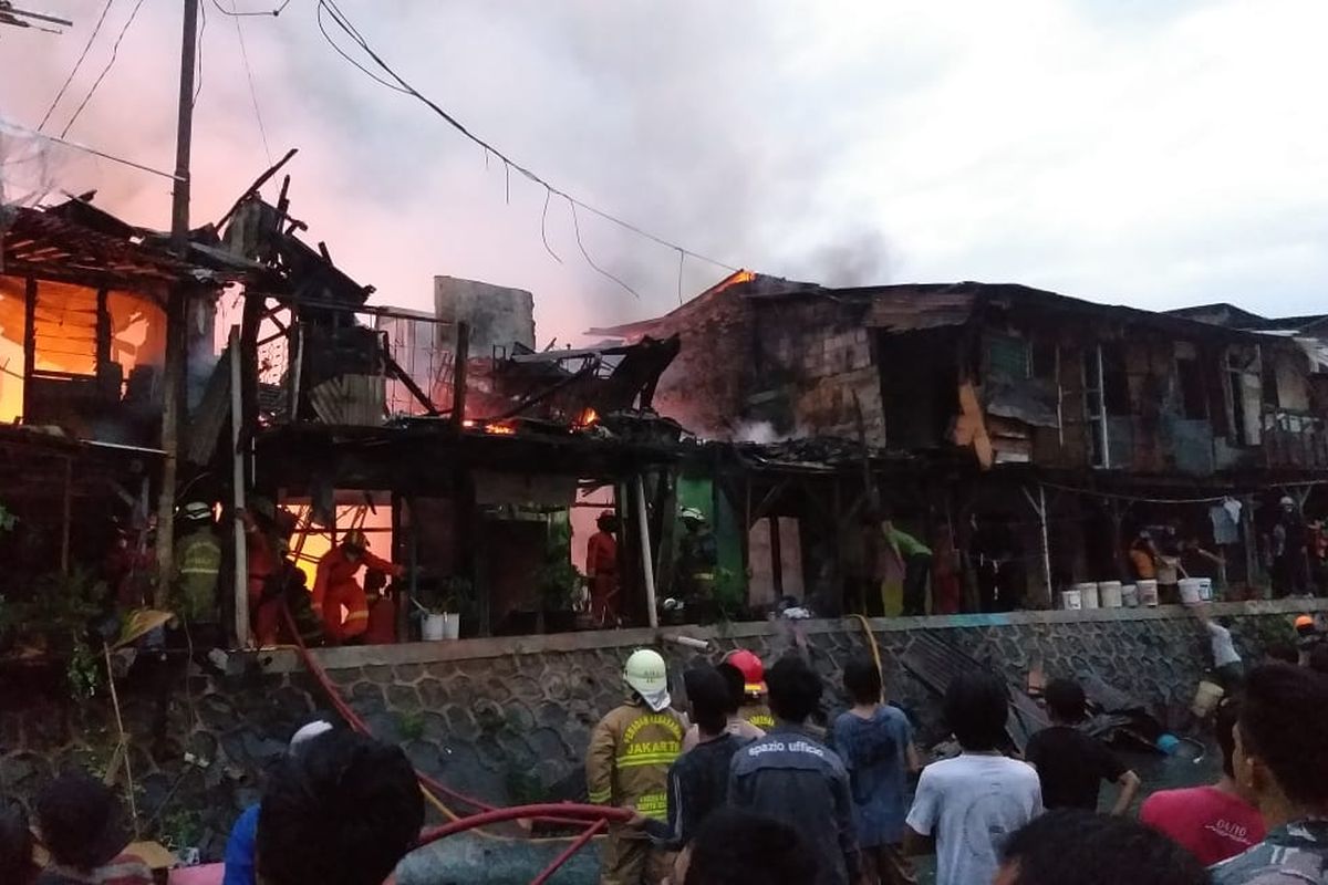 Kebakaran terjadi di kawasan permukiman padat penduduk di Jalan Rasamala 3, Menteng Dalam, Tebet, Jakarta Selatan pada Rabu (13/1/2021) sore.