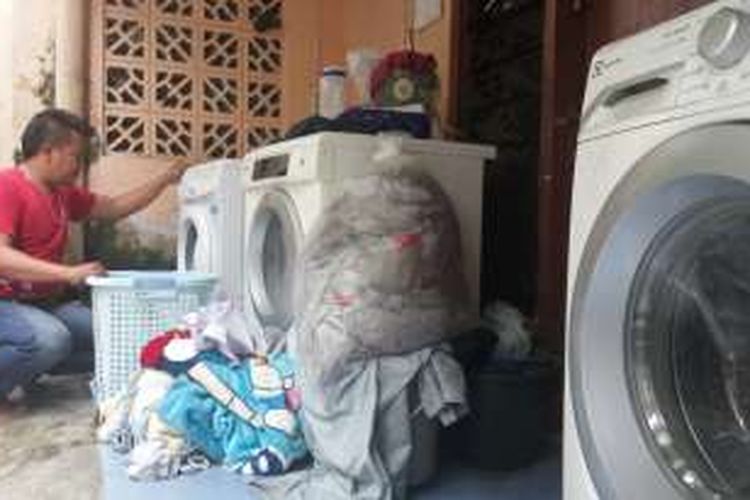 Suhenda alias Muis (45) tengah mencuci pakaian kotor. Ia mendapatkan bantuan mesin cuci dalam program CSR Astra International agar memiliki usaha dan meninggalkan profesinya di jalan sebagai Pak Ogah. 