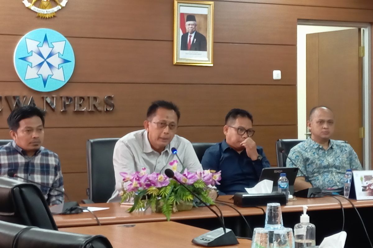 Anggota Dewan Pers Totok Suryanto dan jajarannya saat konferensi pers di Gedung Dewan Pers, Jakarta Pusat, Selasa (2/7/2024). 