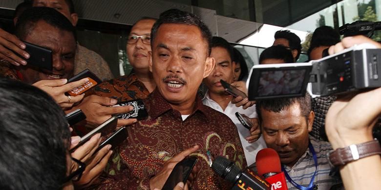 Ketua DPRD DKI Jakarta Prasetyo Edi Marsudi menjawab pertanyaan wartawan seusai diperiksa di Gedung KPK, Jakarta, Senin (11/4/2016).