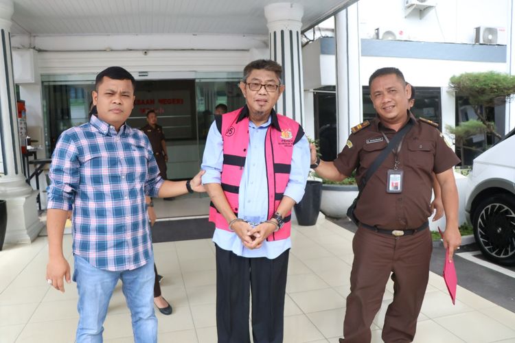 Kejaksaan Negeri Medan menahan mantan direktur utama RSUP Adam Malik karena dugaan korupsi  keuangan negara pada badan layanan umum (BLU) senilai Rp 8.059.455.203, Selasa (23/4/2024)