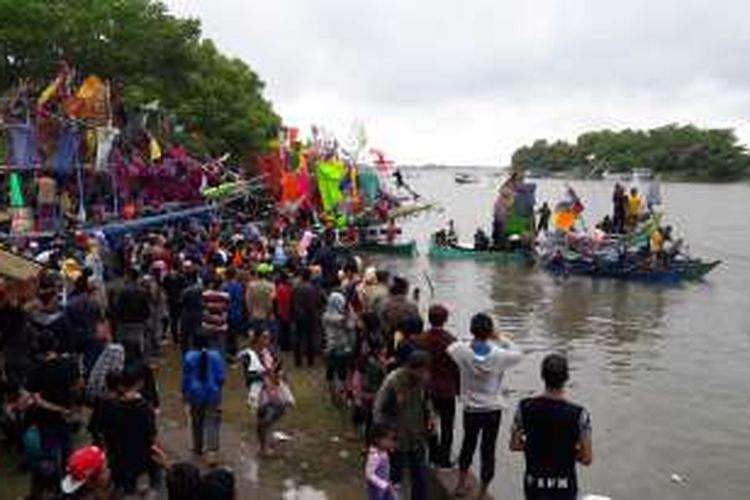 Ribuan warga di Kabupaten Takalar, Sawesi Selatan menggelar ritual Maudu Lompoa atau peringatamaperingatan maukid nabi diatas perahu sebagai tradisi turun sejak zaman nenek moyang. Kamis, (29/12/2016).