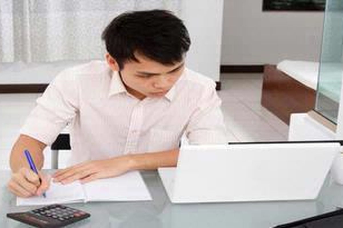 Ada beberapa program dari organisasi, baik swasta maupun pemerintah, yang menawarkan bantuan keuangan berdasarkan prestasi akademik. 