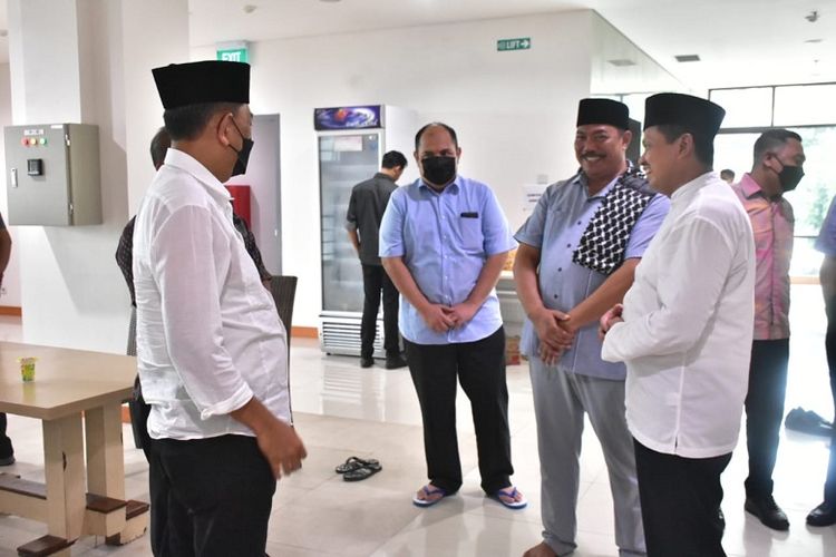 Bupati Sumedang H Dony Ahmad Munir saat menjadi khatib Salat Jumat di Masjid Al-Mizan di Komplek Kejaksaan Tinggi (Kejati), Bandung, Jumat (15/7/2022).