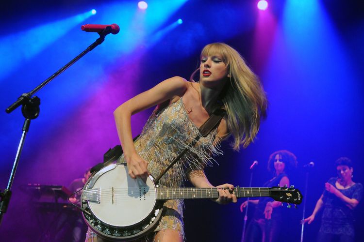 Taylor Swift saat pertunjukannya di HSBC Arena di Rio de Janeiro, Brasil.