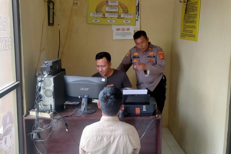 AS (37) warga Lampung Timur yang ditangkap karena memeras pensiunan PNS dengan mengaku sebagai dukun, Selasa (7/11/2023).
