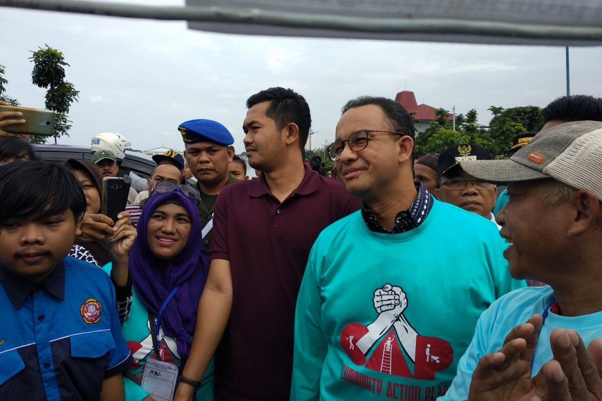 Gubernur Anies Baswedan mendengarkan penjelasan mengenai program community action planning di Waduk Pluit Minggu (14/1/2018). 