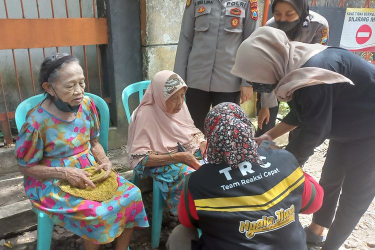 Lansia penerima BPNT di kantor pos Kota Kediri, Jawa Timur, Rabu (23/2/2022).