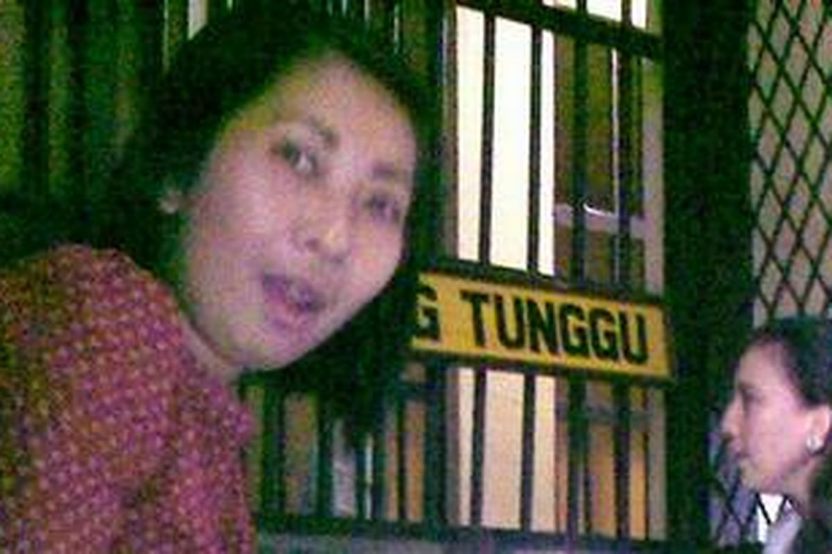 Leni (29) dan Soraya (28), dua saksi kasus penipuan dengan tersangka Selly Yustiawati (25) memenuhi panggilan polisi di Polres Kota Bogor.