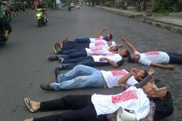 Galang dukungan untuk KPK, Aktivis NTB tidur di Jalan Majapahit, depan Taman Budaya NTB.
