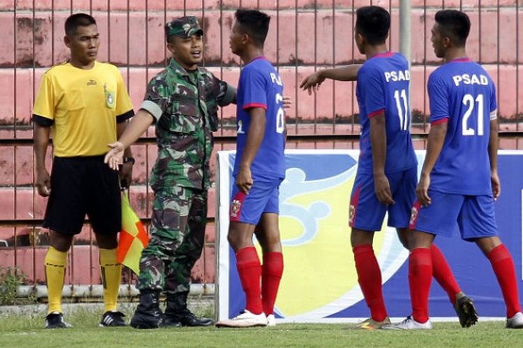 Para pemain PSAD Balikpapan dihalangi tentara saat melakukan protes keras ke asisten wasit saat mereka melakoni laga kontra Aceh United untuk perebutan posisi tiga Liga 3 musim 2017 di Stadion Gelora Bumi Kartini, Jepara, Minggu (17/12/2017).