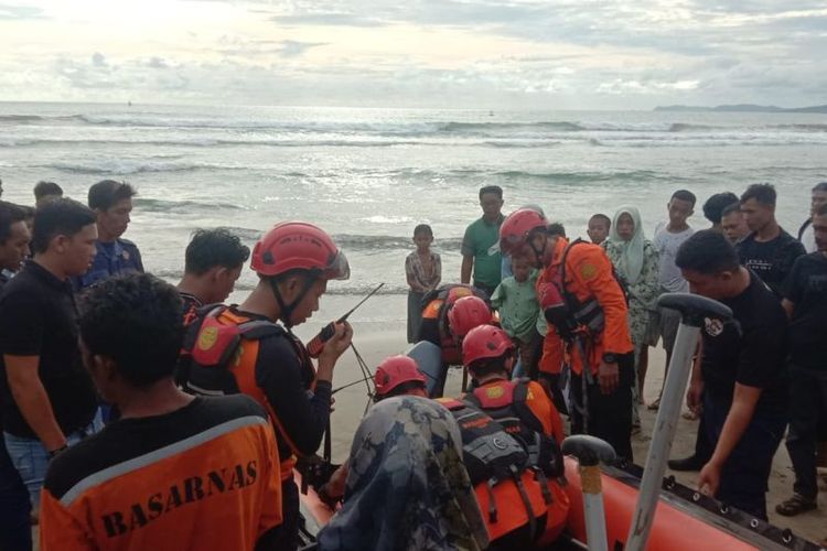 Tim BPBD saat mencari dua orang warga Banda Aceh yang terseret arus saat mandi di Pantai Lhoknga, Aceh Besar, Selasa (18/6/2024).