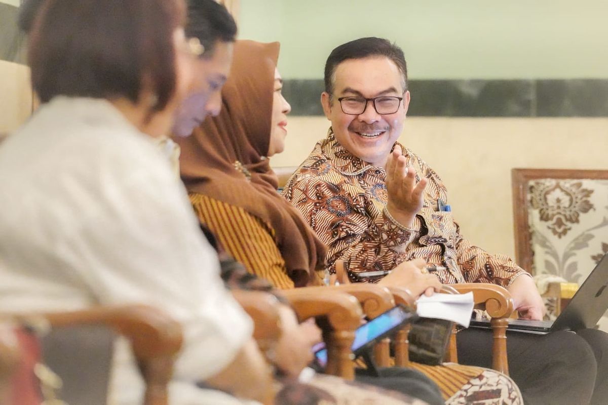 Kepala Badan Kependudukan dan Keluarga Berencana Nasional (BKKBN) dr Hasto Wardoyo saat melakukan audiensi dengan Wakil Gubernur (Wagub) DIY Kanjeng Gusti Pangeran Adipati Arya (KGPAA) Paku Alam X di Kantor Wagub DIY, Kamis (01/02/2024). 
