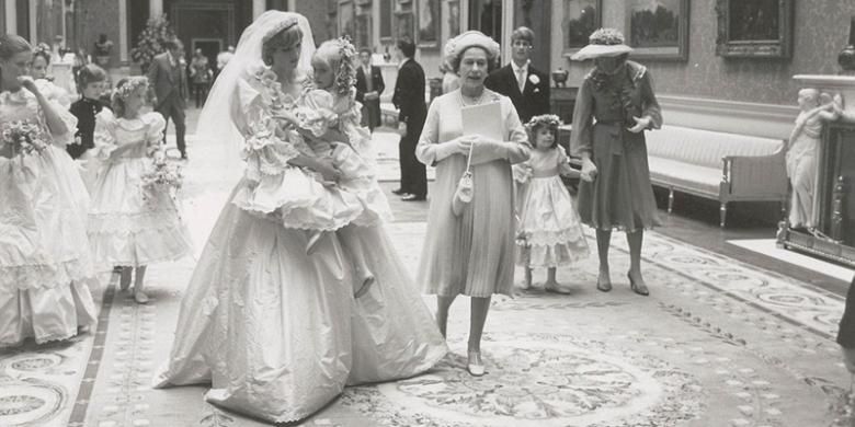 Salah satu foto saat Putri Diana menggendong pengiring pengantin cilik yang berusia lima tahun menjelang pernikahannya. 