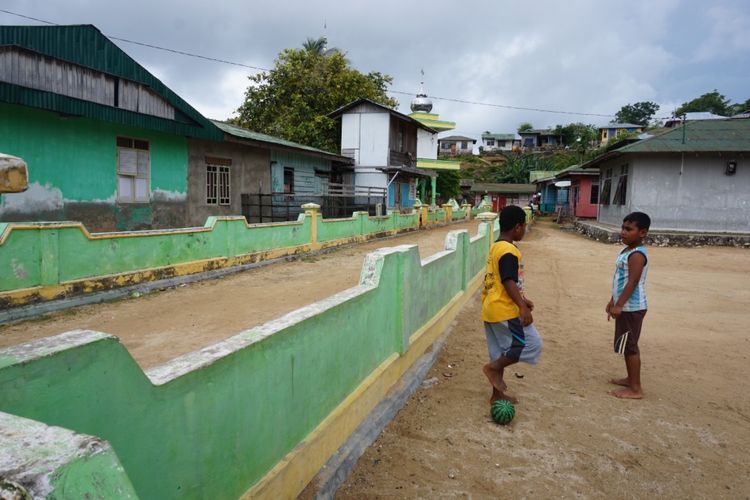 Pagar kampung Taver yang berbeda dengan pagar kampung Arguni yang berjarak hanya beberapa langkah