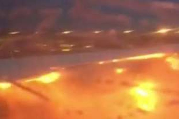 Kobaran api yang melalap sayap kanan pesawat Singapore Airlines SQ368 di Bandara Changi