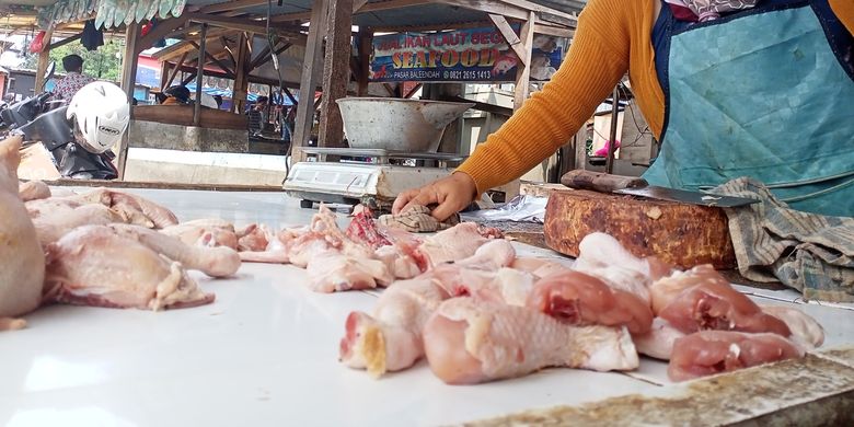 Harga daging ayam dan daging sapi di Pasar Tradisional, Baleendah, Kabupaten Bandung, Jawa Barat mengalami kenaikan yang signifikan menjelang hari libur Natal dan Tahun baru.