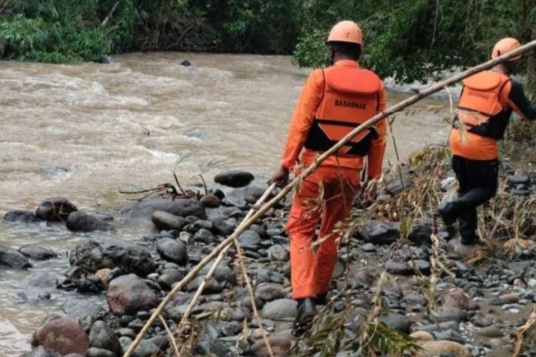 Foto: Tim SAR gabungan melakukan pencarian terhadap N (2) seorang balita yang hilang terseret banjir di Desa Watumoning, Kecamatan Waiblama, Kabupaten Sikka, Nusa Tenggara Timur (NTT).