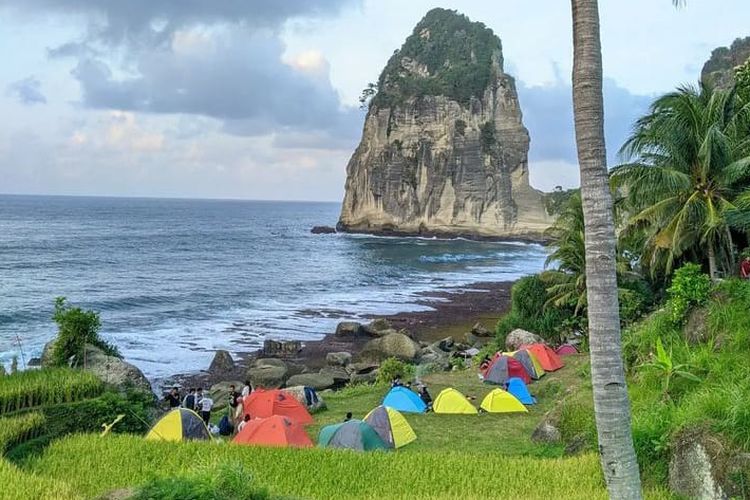 Pantai Pangasan, objek wisata alam di Pacitan. 